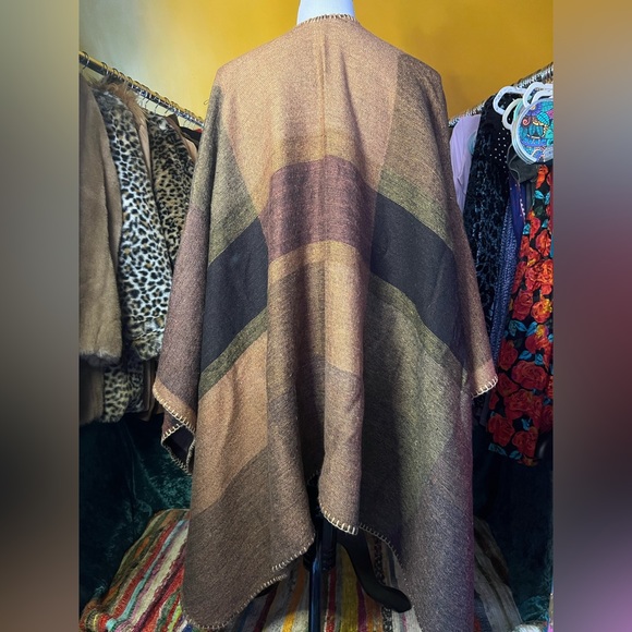 Multicolor poncho/shawl/cape like new and reversible! - Picture 5 of 16